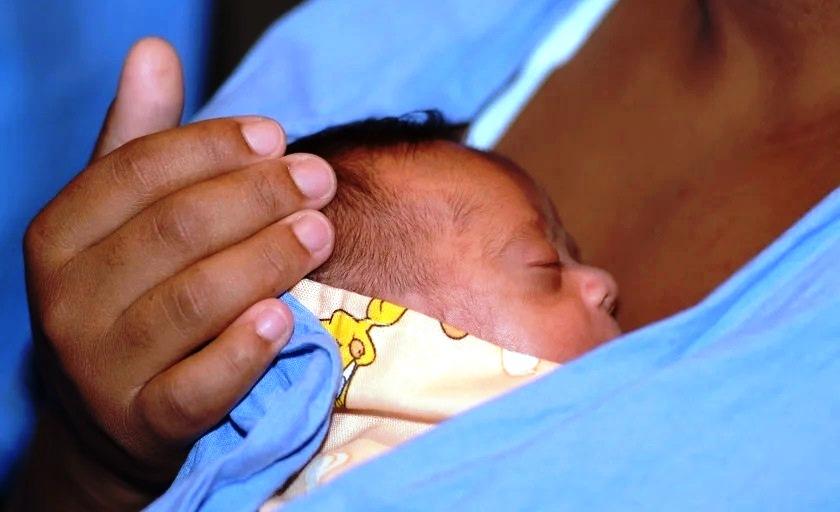 Mãe é presa após usar cocaína e amamentar recém-nascido