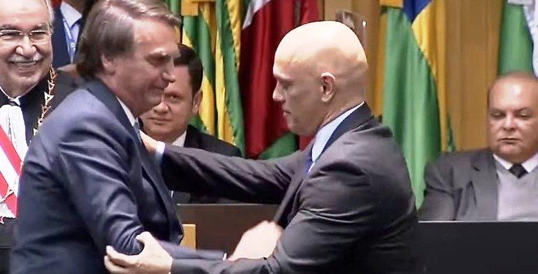 Bolsonaro cumprimenta Moraes em 1º evento após acusá-lo de abuso de autoridade