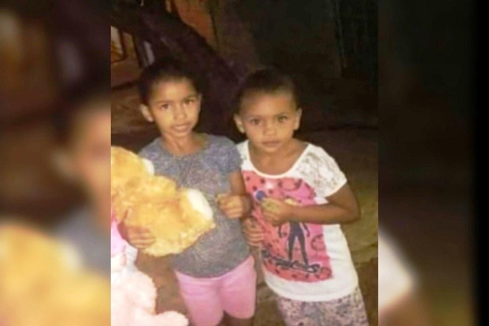 Retirada de corpos de meninas mortas pelo pai em casa comove moradores