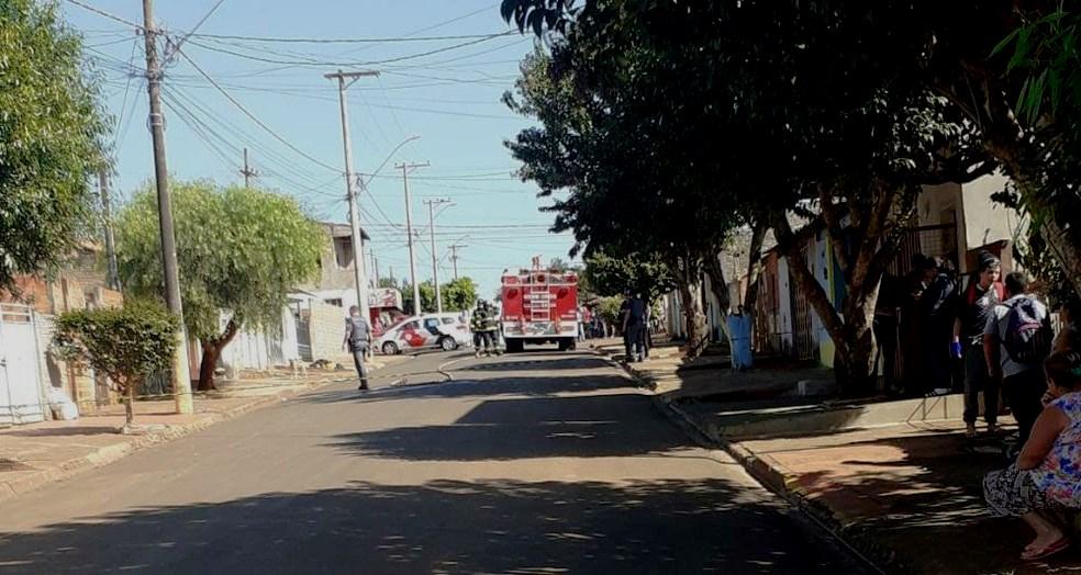 Retirada de corpos de meninas mortas pelo pai em casa comove moradores