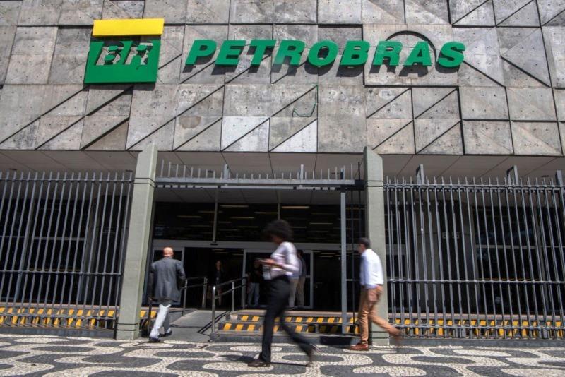 Petrobras alerta governo que faltará diesel se preço não for reajustado