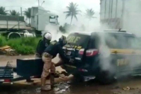 Homem morre sufocado em “câmara de gás” dentro de carro da PRF