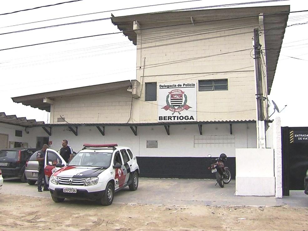 Corpo de mulher que estava desaparecida é encontrado enterrado no quintal da própria casa