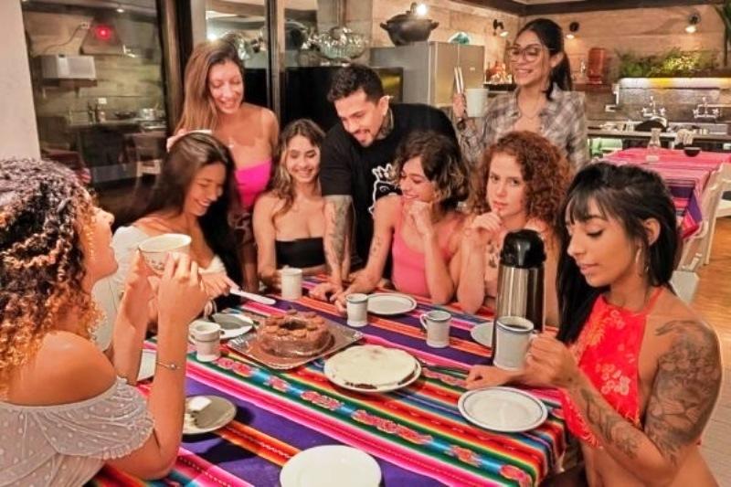 Como é a agitada rotina de influencer “casado” com 8 mulheres