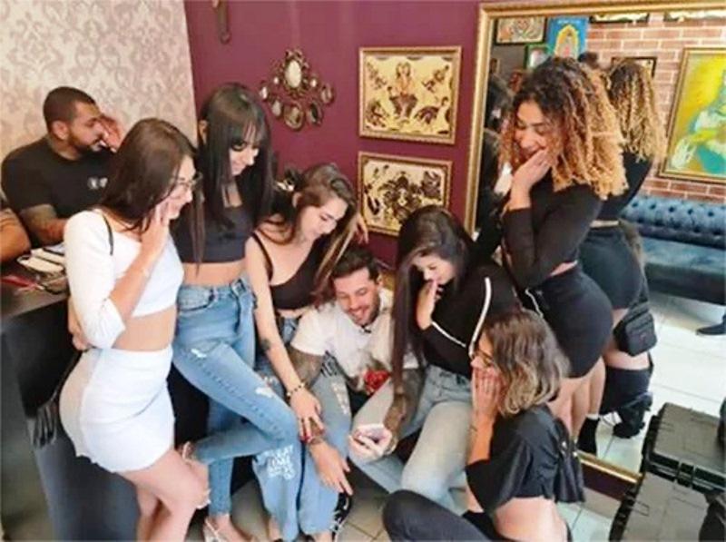 Como é a agitada rotina de influencer “casado” com 8 mulheres