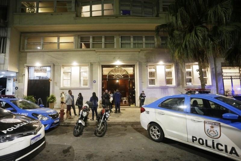 Polícia Civil fez perícia no apartamento em que idosa e diarista foram encontradas carbonizadas e degoladas