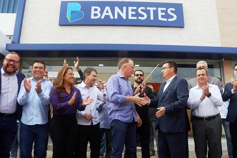 Governador inaugura nova agência do Banestes e quadra poliesportiva em Vila Velha, ES