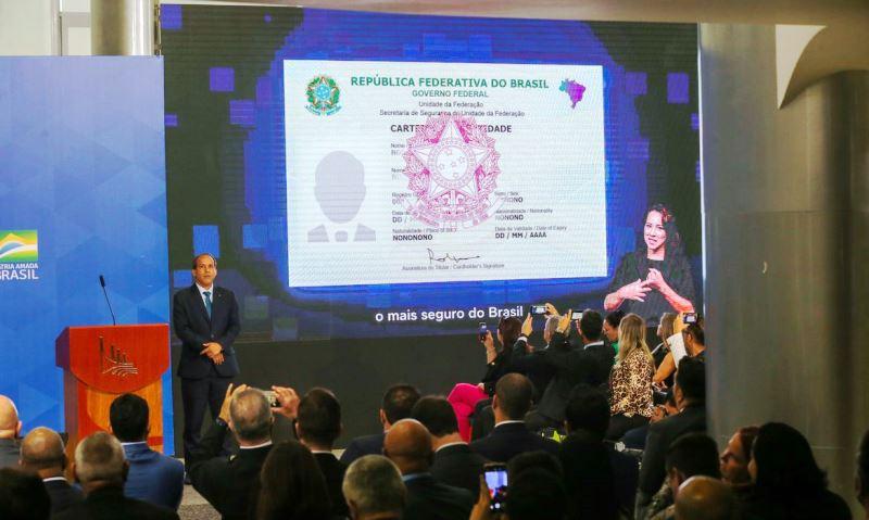 Governo entrega primeiras carteiras de identidade nacional