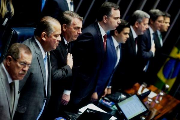 Com Bolsonaro presente, Congresso promulga PEC dos Auxílios