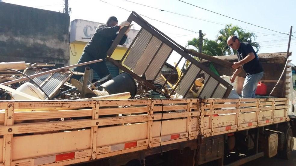 Bombeiros e Defesa Civil buscam homem desaparecido em meio a entulhos acumulados em casa durante 30 anos 