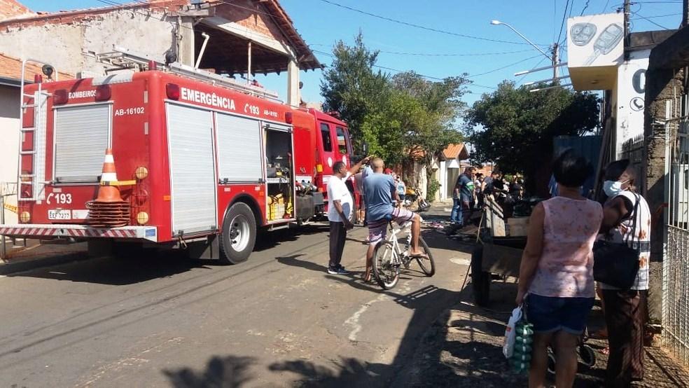 Bombeiros e Defesa Civil buscam homem desaparecido em meio a entulhos acumulados em casa durante 30 anos 