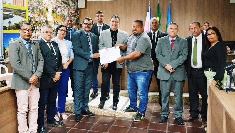 Iglo Silva recebe homenagem da Câmara Municipal por contribuição ao futebol mateense