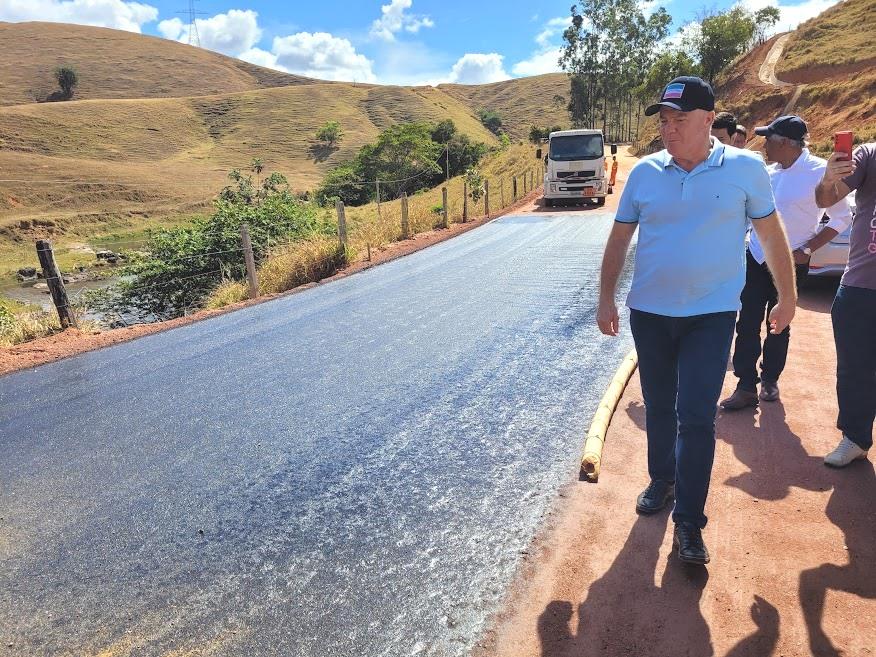 Casagrande visita obras de pavimentação de rodovias no Sul do ES