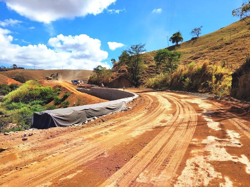 Casagrande visita obras de pavimentação de rodovias no Sul do ES