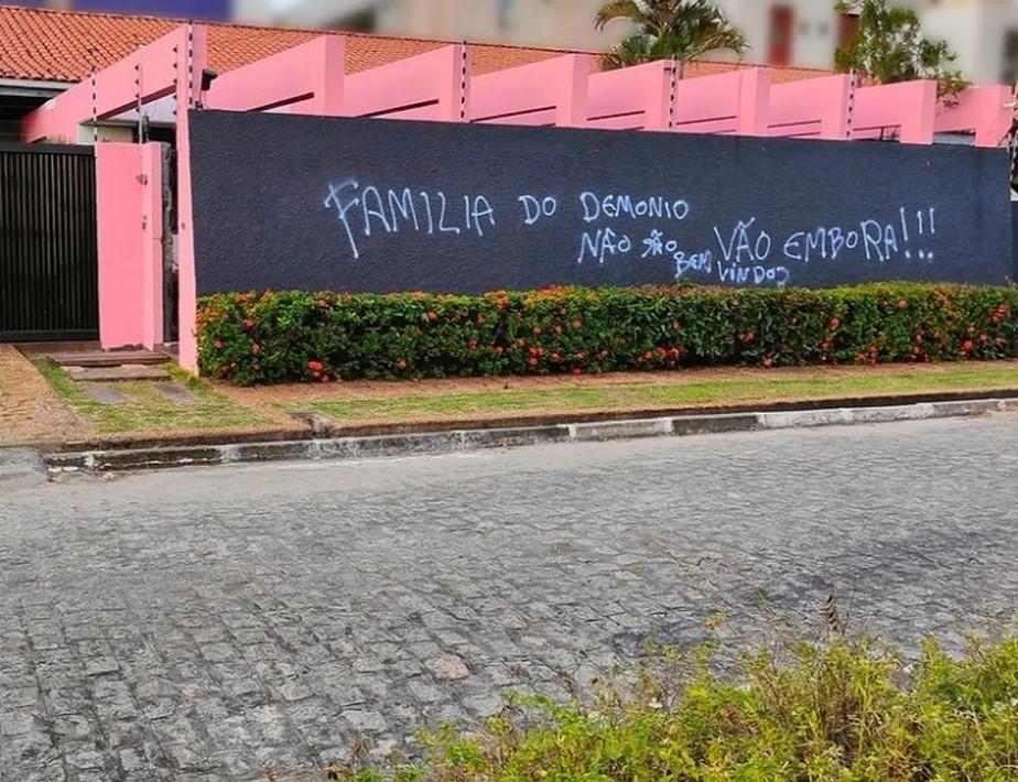 Brasileiro casado com oito mulheres tem casa pichada: ‘Família do demônio’