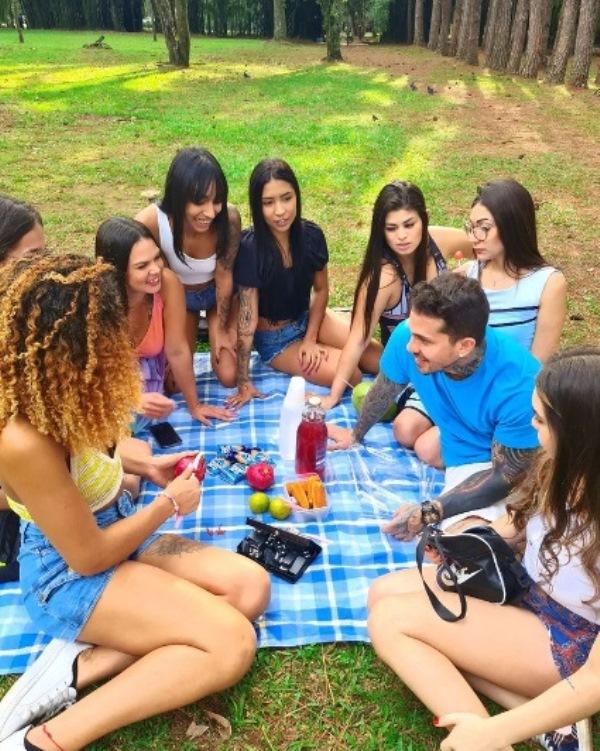 Brasileiro casado com oito mulheres tem casa pichada: ‘Família do demônio’