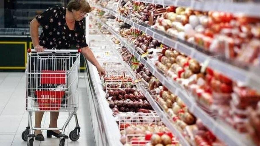 Alimentação deixou 18% dos brasileiros no vermelho, diz pesquisa