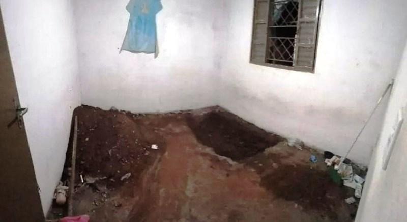 Mãe encontra corpo da filha enterrado em quarto da própria casa; companheiro é suspeito