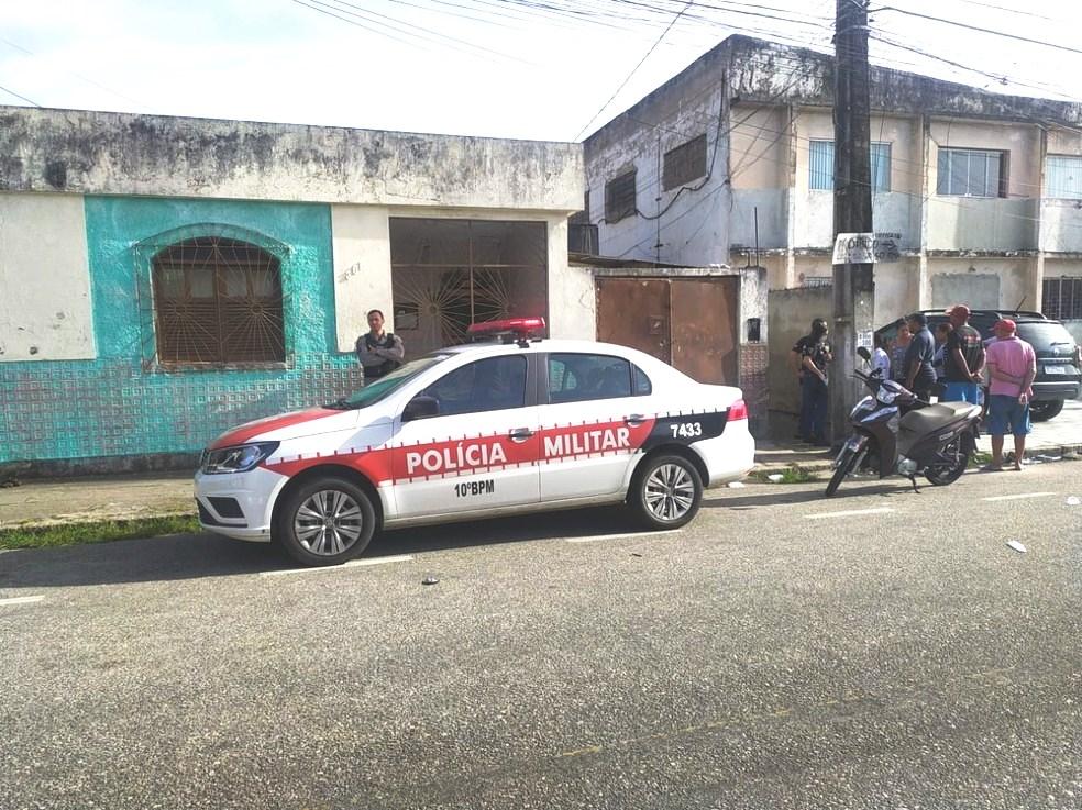 Homem mata esposa com golpes de facão e limpa arma em Bíblia, diz delegada