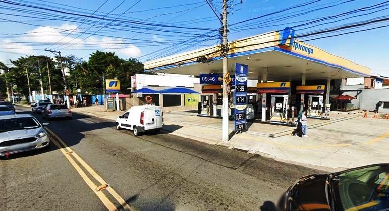 Pai abandona filhos de 9 e 10 anos em posto de gasolina e foge 