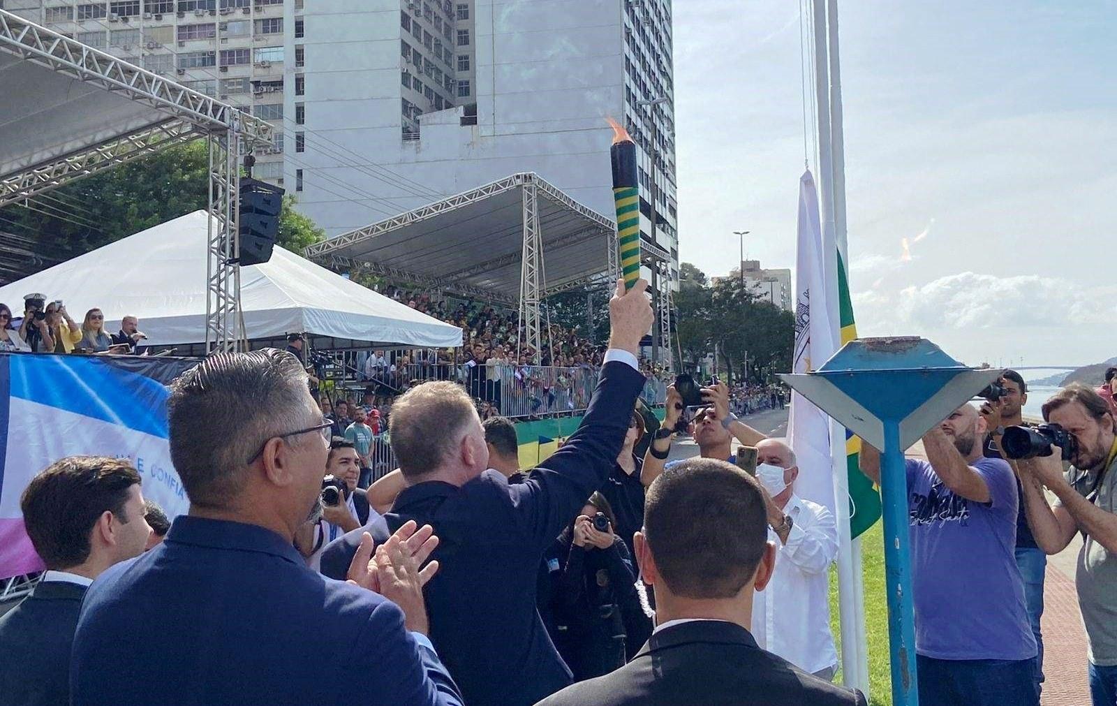 Governador do ES celebra volta dos desfiles cívico-militares após dois anos sem o evento