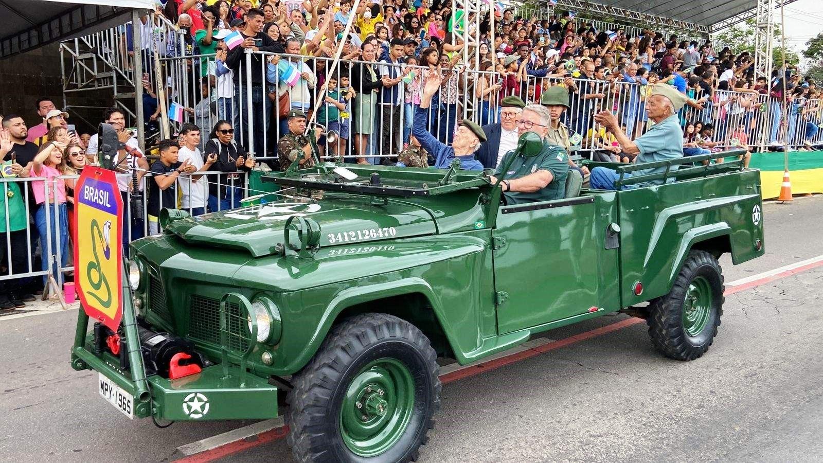 Governador do ES celebra volta dos desfiles cívico-militares após dois anos sem o evento