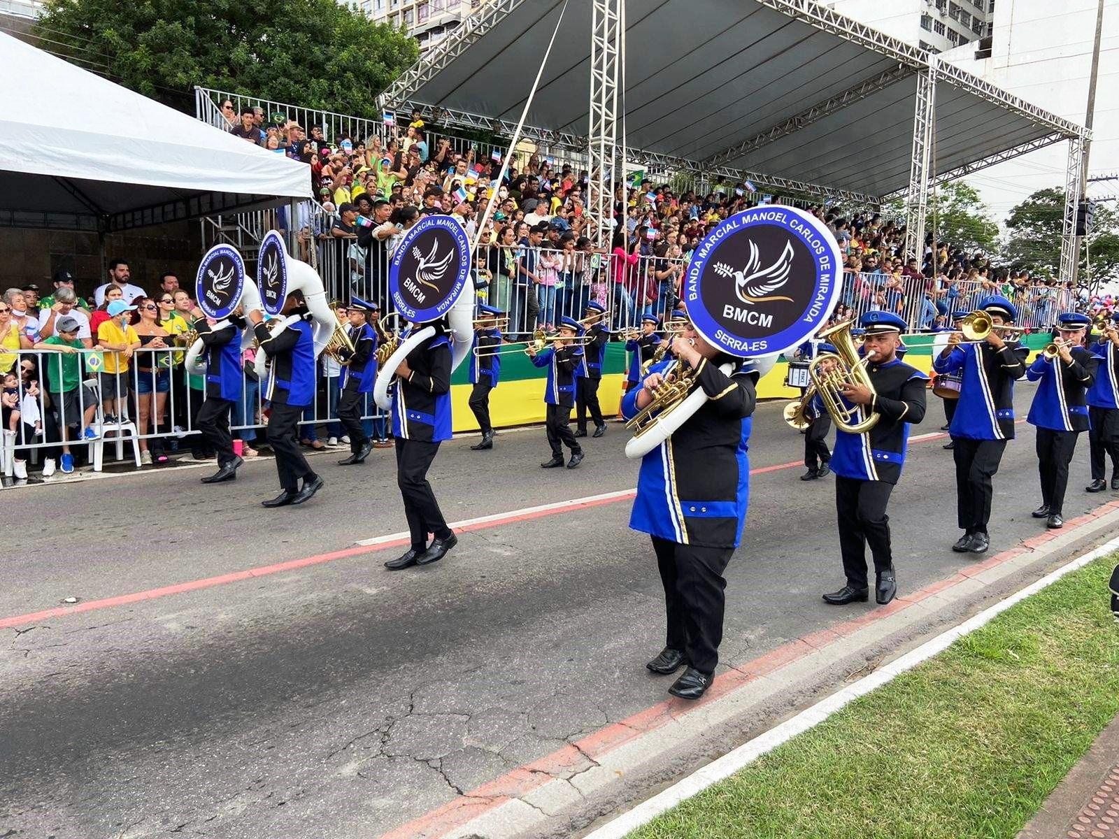 Governador do ES celebra volta dos desfiles cívico-militares após dois anos sem o evento