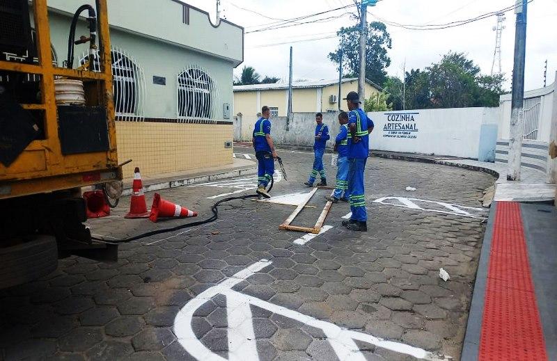 Parceria entre Prefeitura e Governo do ES garante revitalização da sinalização vertical e horizontal em São Mateus, ES