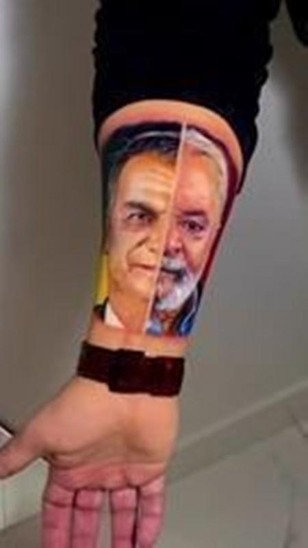 Morador de São Paulo faz tatuagem no braço com rostos de Bolsonaro e Lula