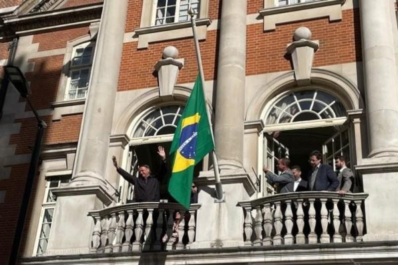 Bolsonaro chega a Londres e faz discurso na sacada da embaixada