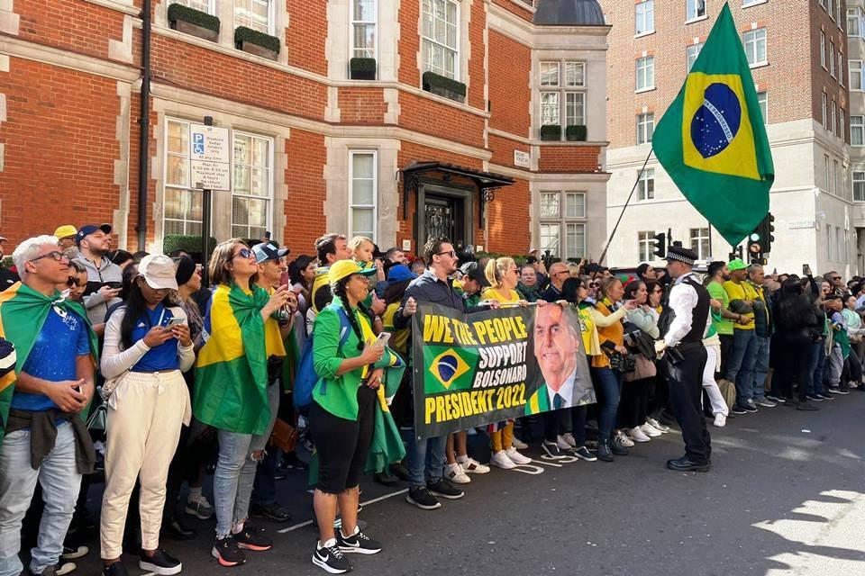 Bolsonaro chega a Londres e faz discurso na sacada da embaixada