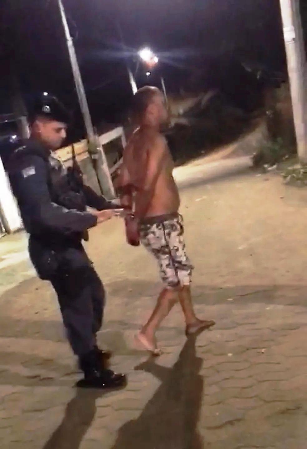 Homem suspeito de estuprar jovem na saída de igreja é espancado por moradores e preso pela polícia, no ES