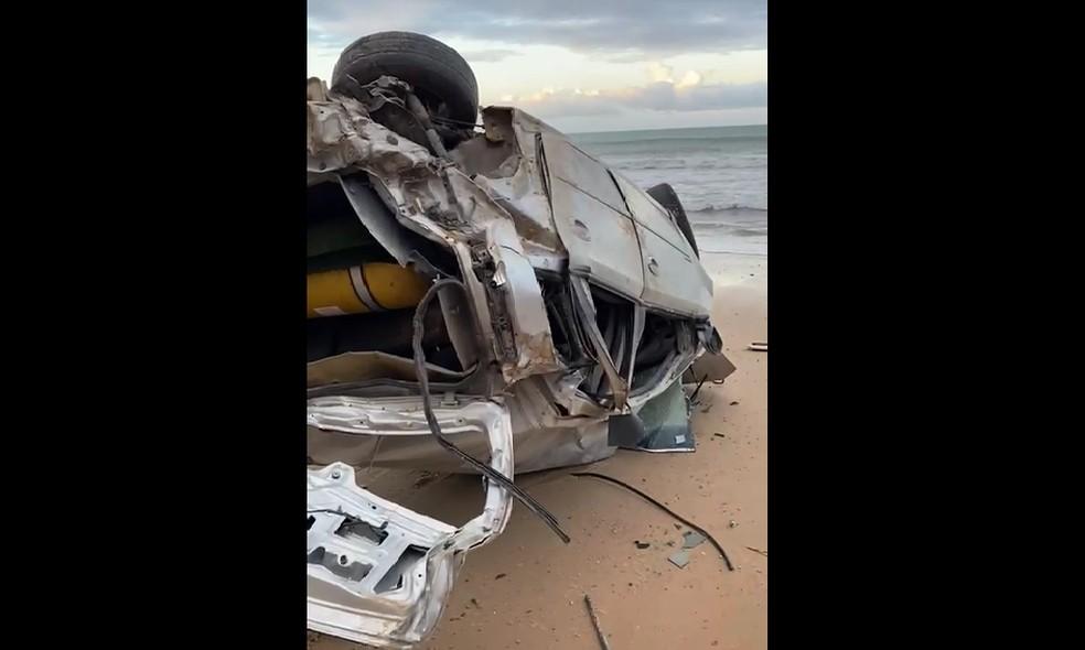 Carro cai de falésia na praia de Tabatinga, no Litoral Sul do RN