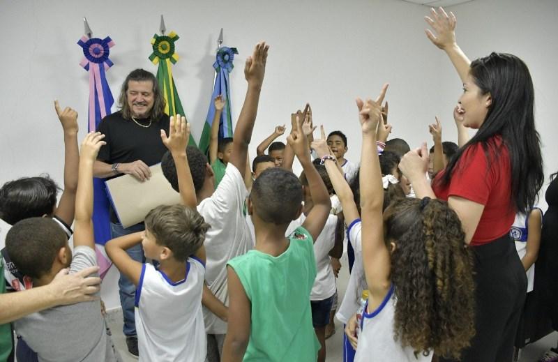 Daniel Santana recebe alunos da EMEF Bom Sucesso em atividade pedagógica, em São Mateus, ES