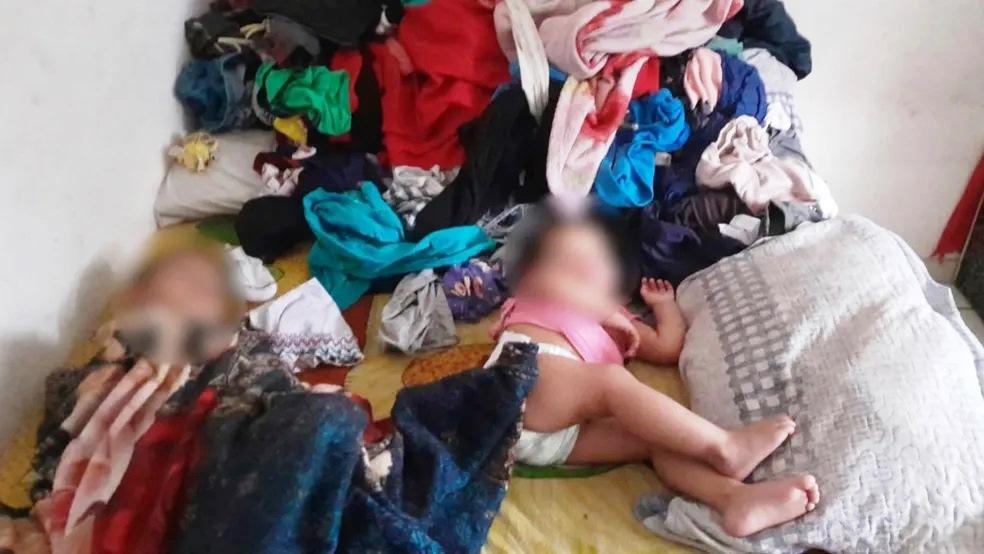 Mãe é presa ao sair para usar maconha e deixar filhos de 1 e 4 anos em quarto com roupas sujas e drogas