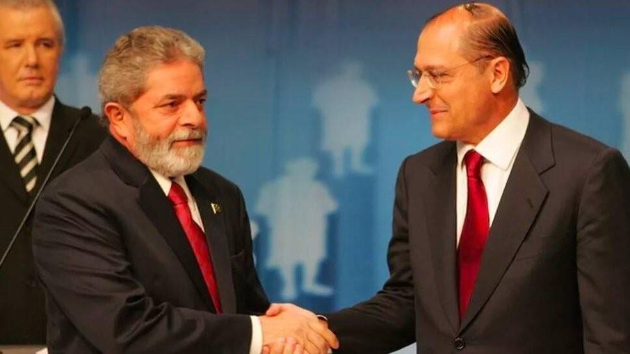 Bolsonaro pede ao TSE a cassação da chapa Lula-Alckmin por fake News