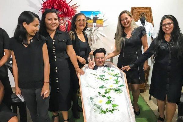 Simulação de funeral com “morto” em curso de eventos viraliza