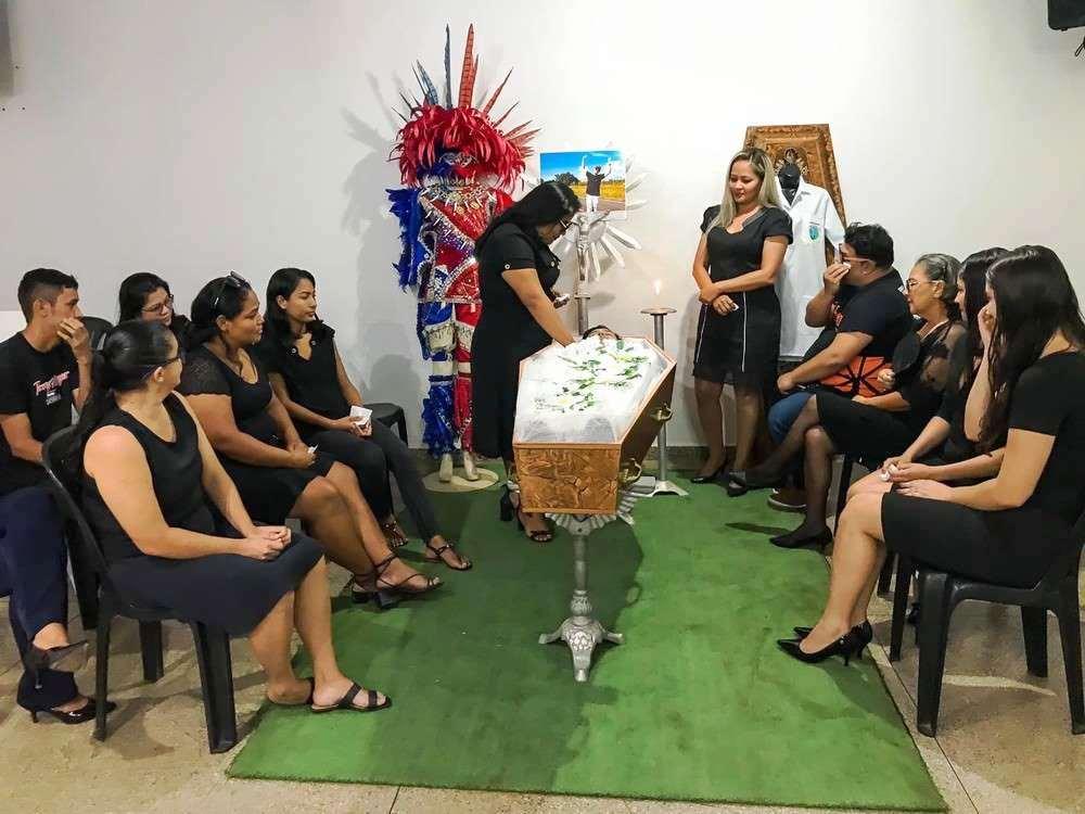 Simulação de funeral com “morto” em curso de eventos viraliza