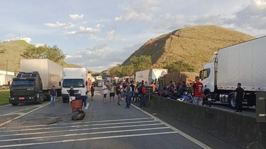 Caminhoneiros iniciam paralisação e bloqueiam rodovias pelo país