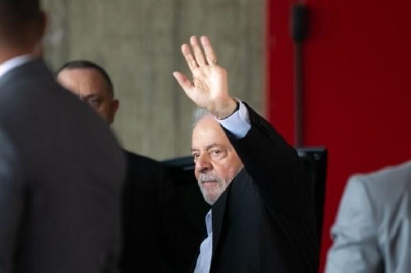 Lula chega ao CCBB para se reunir com parlamentares da base aliada