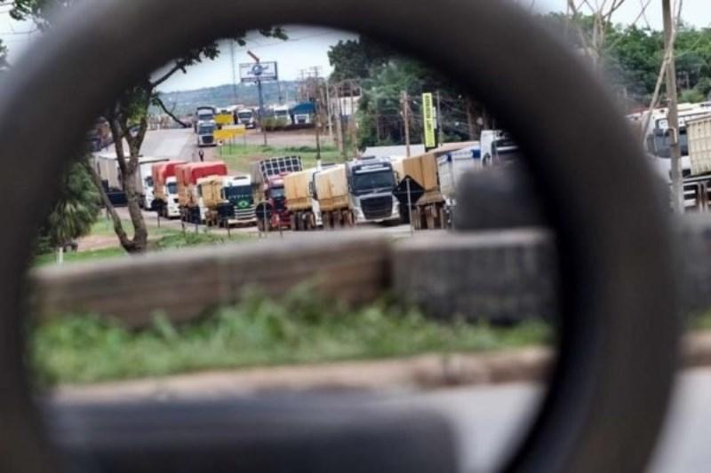 Caminhoneiros voltam a fazer bloqueios em rodovias federais