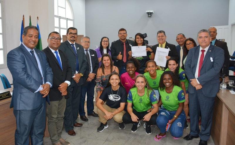 Na Tribuna Livre, Jéssica, do Projeto Harpia FC, promove o futebol feminino, em São Mateus, ES