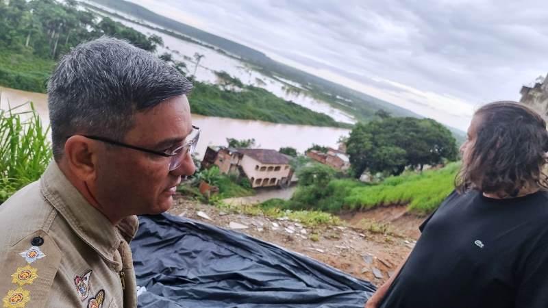 Daniel Santana tenta conscientizar moradores da Avenida Cricaré a deixarem área de risco, em São Mateus, ES