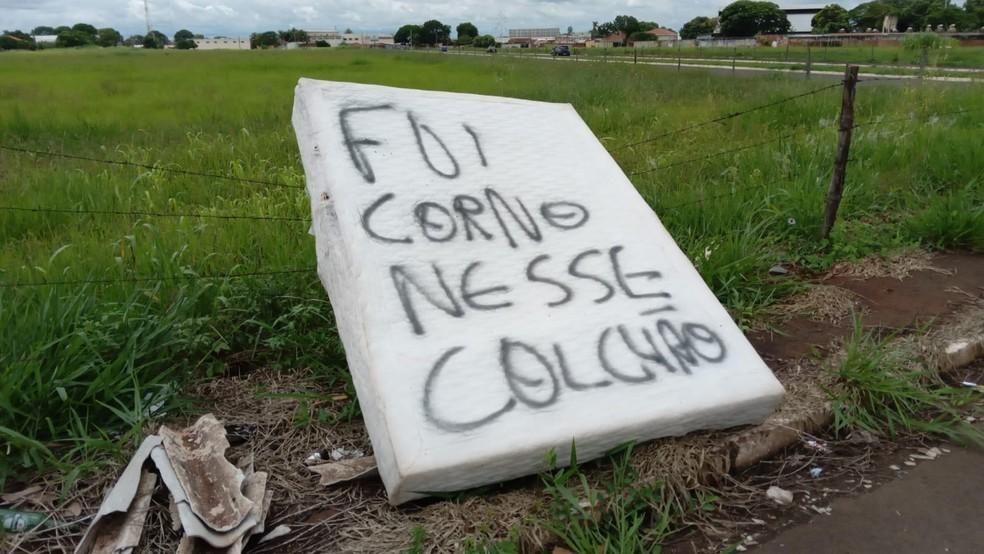 ‘Fui corno nesse colchão’: objeto com recado 'inusitado' é achado por moradores