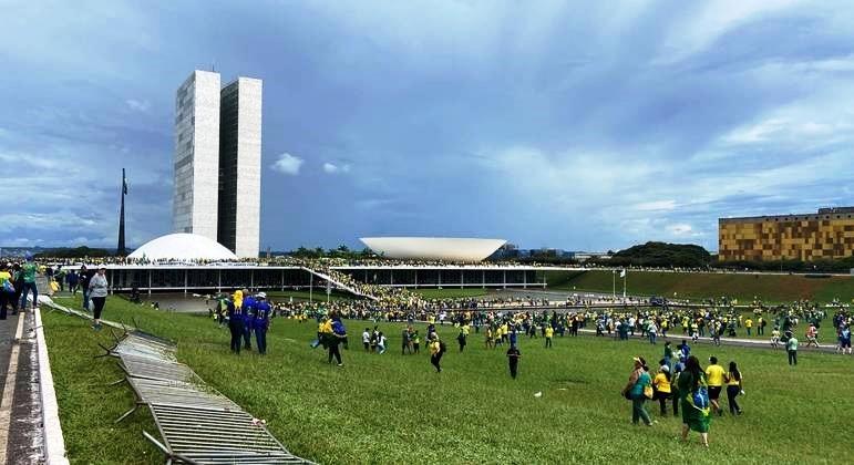 Manifestantes furam bloqueio da PM e invadem Congresso Nacional