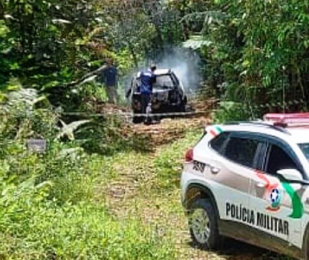 Chacina deixa seis mortos carbonizados dentro de carro; casa onde moravam foi incendiada