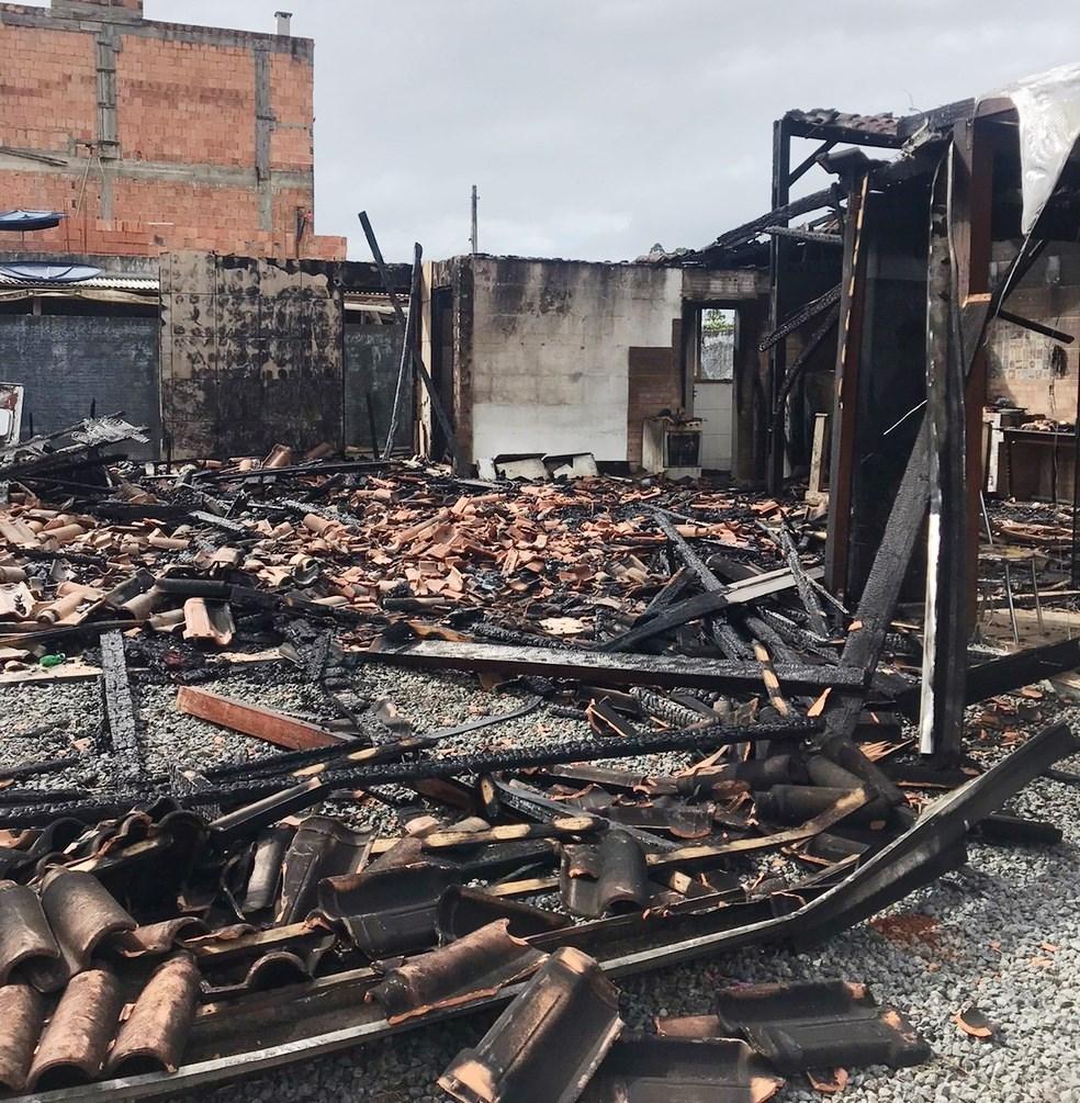 Chacina deixa seis mortos carbonizados dentro de carro; casa onde moravam foi incendiada