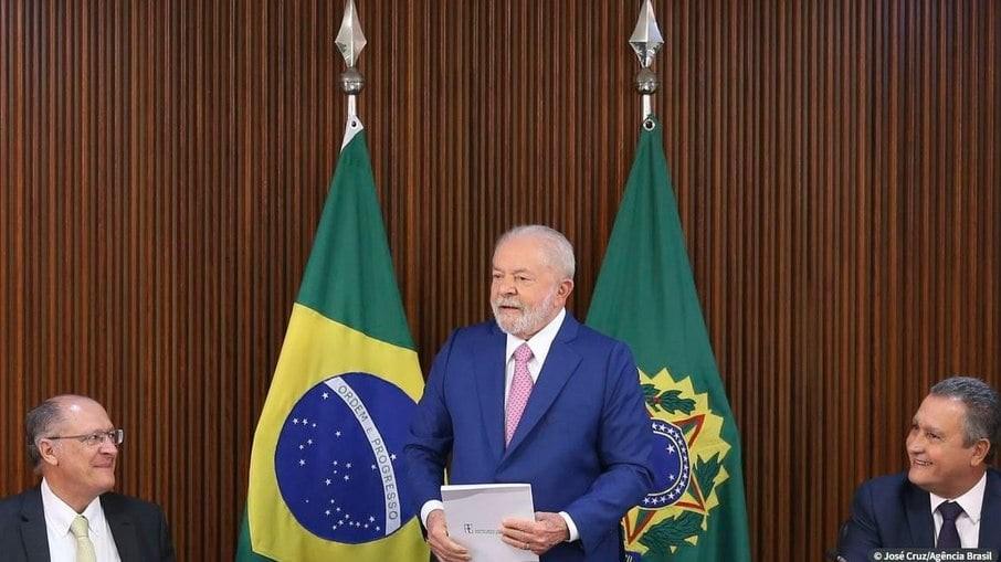 Lula aprova lei de aumento salarial para ministros do STF