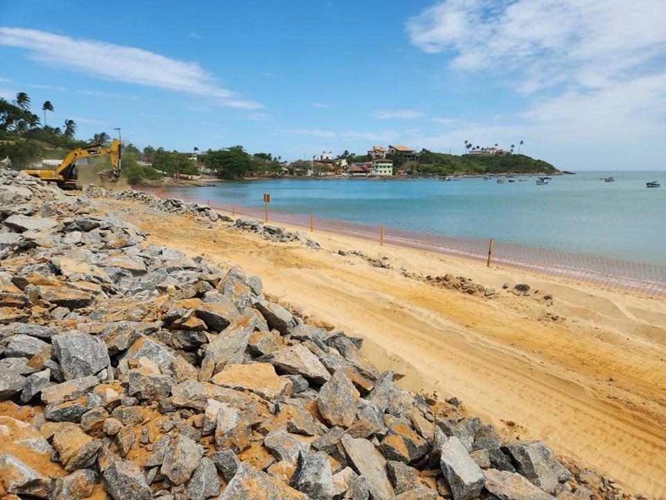 Casagrande visita obras de engordamento da Praia de Meaípe, em Guarapari, ES