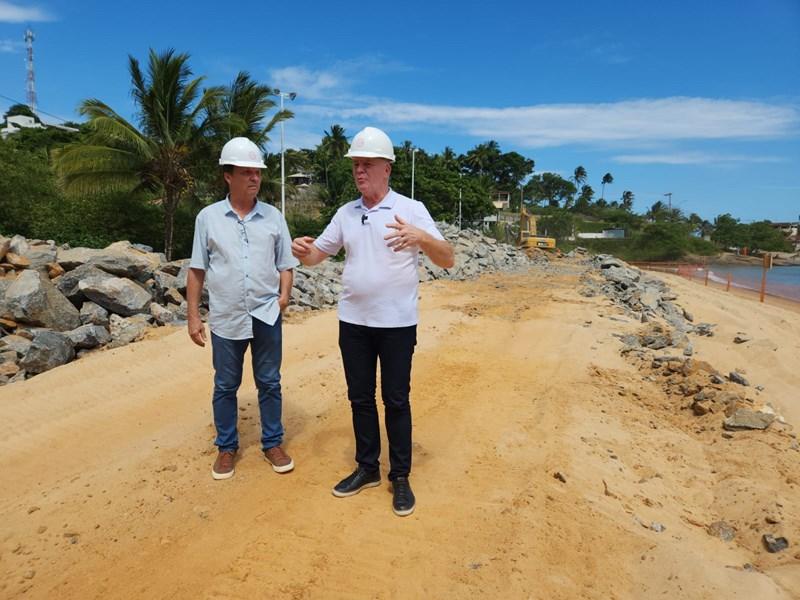 Casagrande visita obras de engordamento da Praia de Meaípe, em Guarapari, ES